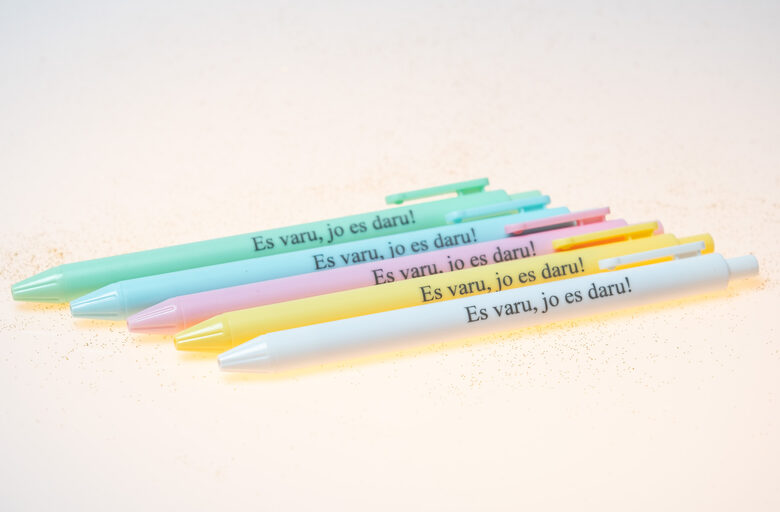Motivējoša pildspalva ar uzrakstu “Es varu, jo es daru!”