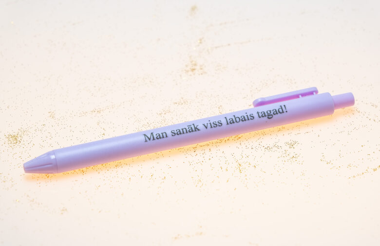 Motivējoša pildspalva ar uzrakstu “Man sanāk viss labais tagad!”