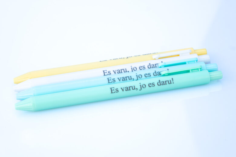 Makarūnu krāsas plastmasas pildspalva "Es varu, jo es daru!"