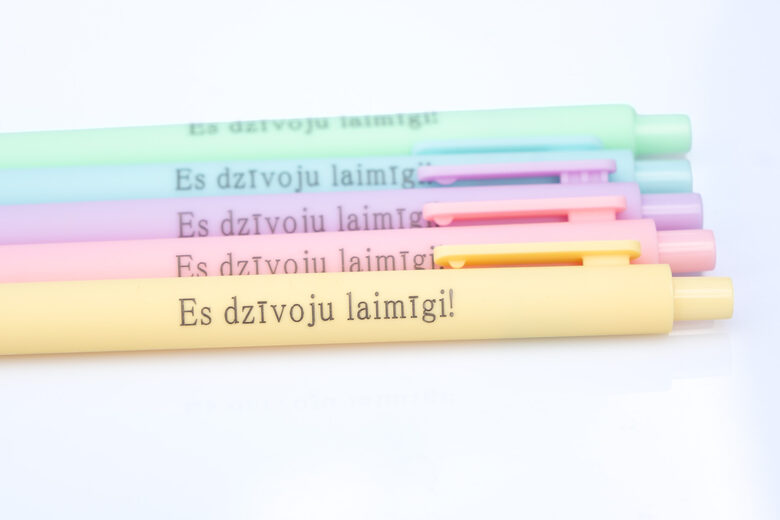 Makarūnu krāsas plastmasas pildspalva "Es dzīvoju laimīgi!"