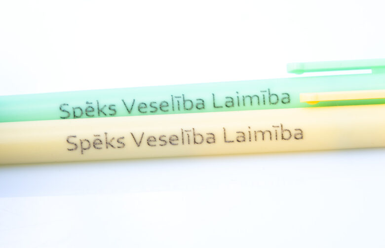 Makarūnu krāsas plastmasas pildspalva "Spēks Veselība Laimība"