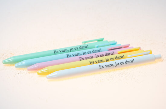 Motivējoša pildspalva ar uzrakstu “Es varu, jo es daru!”