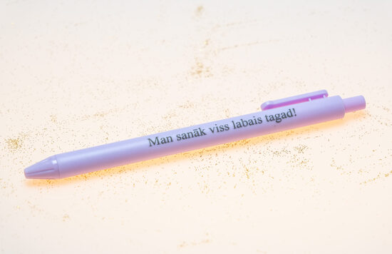Motivējoša pildspalva ar uzrakstu “Man sanāk viss labais tagad!”