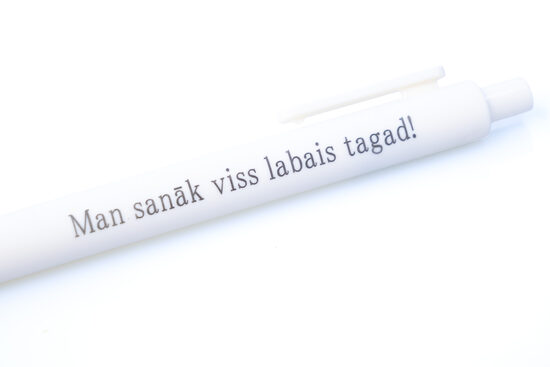 Makarūnu krāsas plastmasas pildspalva "Man sanāk viss labais tagad!"